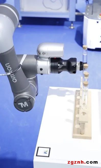 協作機器人在生物醫療樣品搬運上的應用