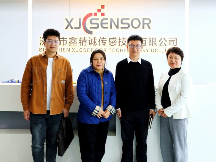智能化學會副會長劉衛(wèi)群陪同深科協(xié)學會處處長孫業(yè)帥一行考察鑫精誠傳感